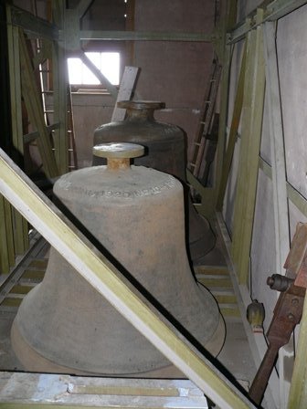 Die Stahlglocken während der Sanierung des Glockenturms